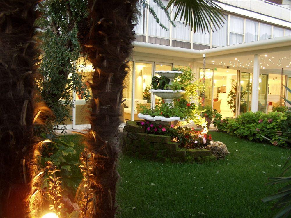 Hotel King - Azzurro Club Milano Marittima Kültér fotó